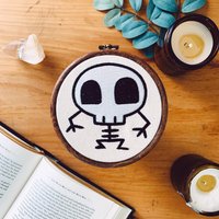 Happy Little Skeleton Home Dekor - Stickerei Wandbehang Halloween Wanddeko Skelett Geschenk Tanzendes von MagicbyLunaRey