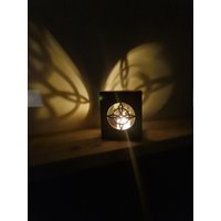 Hexenknoten Schatten T-Licht Halter, Teelicht Batterie Kerzenhalter, Hexenknoten, Nachtlicht, Altarkerze von MagickalDragonfly