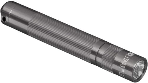 Mag-Lite LED Solitaire bis zu 37 Lumen, 8 cm Mini Taschenlampe, inkl. 1 Micro-Batterie und Schlüsselanhängerschlaufe, titan-grau, SJ3A096 von Maglite