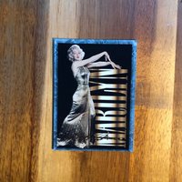 Marilyn Monroe Recycled Trading Card Kühlschrankmagnet Marilyn Monroe Recycled Trading Card Kühlschrankmagnet von MagnetShoppeAB