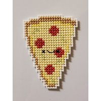 Handgemachtes Kreuz Genähtes Peperoni Pizza Stück Kühlschrankmagnet von MagneticArtsStudio