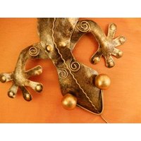 Gecko Eidechse Salamander Echse Wanddeko Metall Antikgold 40 cm Gartendeko Blechfigur von MagnoKreativ