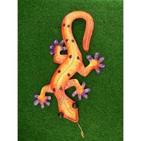 Gecko Eidechse Salamander Echse Wanddeko Metall Bunt Lila 30 cm Gartendeko Blechfigur von MagnoKreativ
