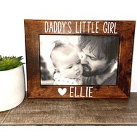 Papas Kleines Mädchen Personalisierte Bilderrahmen Geschenk, Vatertagsgeschenk, Papa Neue Ersten Vatertag, Geschenk Von Tochter von MagnoliaFrameCompany