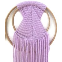 Lila Wandkunst - Boho-Kindergarten Boho-Haus Dreamcatcher Lila Und Weiß Kunst Makramee-Wandbehang Lila Wandkunst - Boho-Kindergarten Boho-Haus Dreamcatcher Lila Und Weiß Kunst Makramee-Wandbehang von MagnoliaLaneNursery