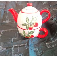 Süße Keramikteekanne Mit Teetasse "Erdbeere" von MagnolienVonClaudia