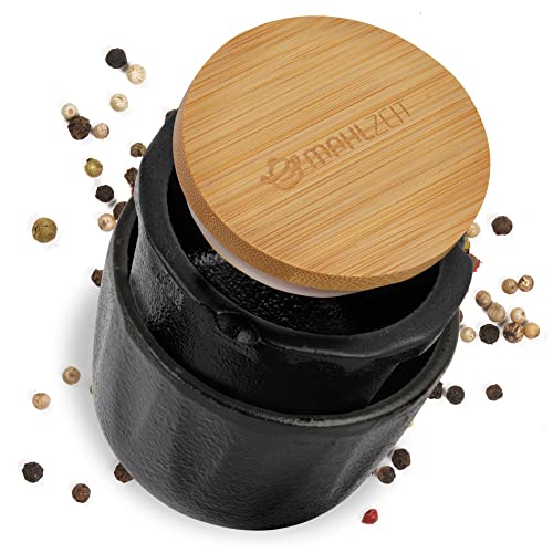 Mahlzeit Gusseisen Pfeffermühle Peppermill | Ø 7,5 x (H) 8 cm | schwarz | Bambusdeckel mit Silikonring | Gewürzmühle Pfeffermörser Kräutermühle Kräutermörser Gewürzreibe Gusseisenmörser von Mahlzeit