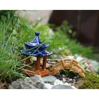 Ein Satz Von 2 Stück Miniatur Keramik Sechseckigen Pavillon Und Brücke, Fee Garten Zubehör, Gartenarbeit, Terrarium Versorgung von MahsaStudio