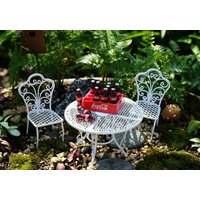 Ein Set Von 16 Stück Feengarten Accessoires Miniatur Stühle Und Tisch Coca Colas Gartendekoration, Feen Bedarf Ein Set Von 16 Stück Feengarten Accessoires Miniatur Stühle Und Tisch Coca Colas Gartendekoration, Feen Bedarf von MahsaStudio