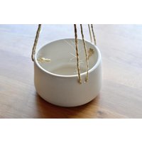Handgemachter Mattweißer Hängender Keramikpflanztopf Scandi Decor von MaiaMingDesigns