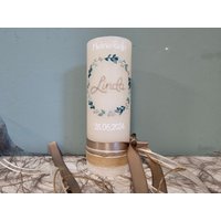 Taufkerze Linda Blüten Hoop Klein Taufe Mädchen Kerze Vintage Rustik Blütenkranz Grau Taupe Mint Eukalyptus Salbei Weiß Taufkerze Linda Blüten Hoop Klein Taufe Mädchen Kerze Vintage Rustik Blütenkranz Grau Taupe Mint Eukalyptus Salbei Weiß von Maifeldkerzen