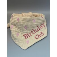 Birthday Girl Hundehalstuch Aus Musselin in Der Farbe Sand Mit Streuherzen von MaikeCreative