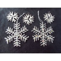 Vintage Set Von Fünf Perlen Wired Schneeflocken Ornamente Fenster Dekor Pailletten Glitzer Klare Weiße von MailboxVintage