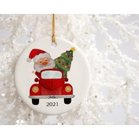 Personalisierter Weihnachtsmann - Süßer Auto Fahrend Weihnachtsschmuck Trachtenfarbene Weihnachtskugel Form von MainelyOrnamentsCo