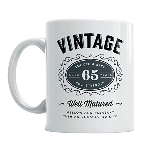 Tasse zum 65. Geburtstag - passend für Männer & Frauen - witzige Geschenkidee - Weiß - ca. 285 ml (10 oz) von Mainly Mugs