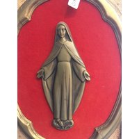 Ovale Malerei Der Jungfrau Maria in Bronze Kunst Auf Rotem Samt von MaisonBRIVE