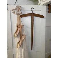 Uralter Kleiderbügel Aus Belgien, 74cm, Holz, Shabby von MaisondeBrocanteShop