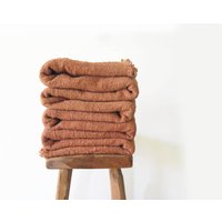 Dusty Clay King Decke, Große Handgewebte Tagesdecke, Naturgefärbt, Umweltfreundliche Wohnkultur, Ton Schlafzimmer Deko von MaitriHomeAccents