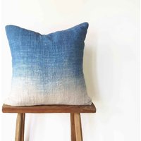 Elfenbeinfarbenes Indigo-Kissen, Handgewebte Handgefärbte Rohbaumwolle, Ethisch Angebaute Baumwolle, Handgefertigt Von Handwerkern, Ombre-Kissen von MaitriHomeAccents