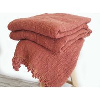 Handgewebte Handgefärbte Terrakota Rohbaumwolle Fransen Überwurf Decke King Size, Öko Geschenk, Geschenk Für Yogi, Nachhaltige Geschenke, Vegane von MaitriHomeAccents