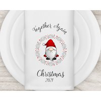 Personalisierter Wichtel in Einem Roten Beerenkranz Servietten - 4Er Set Versandkostenfrei von MaizysWhimsyBoutique