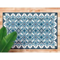 Dekorative Blumen Im Marineblauen Vinylteppich, Blauer Bodentuch-Vinylteppich, Navy-Linoleumboden, Fliesen-Vinylteppich von MajesticMats