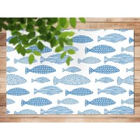 Gemusterte Flache Blaue Fisch-Vinylmatte, Bodentuch-Vinylmatte, Weißer Linoleumboden, Fisch-Vinyl-Teppich von MajesticMats