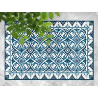 Marineblaues Spitzenmuster Von Kreisen in Einem Dekorativen Rahmen Outdoor Teppich, Blaue Außenmatte Für Terrasse, Beige Vinyl Wasserdichter Ornament von MajesticMats