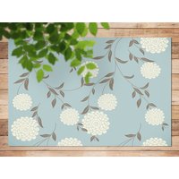 Weiße Große Chrysanthemen Vinyl Matte, Blaue Bodenmatte, Beige Linoleum Boden, Blumen Teppich von MajesticMats