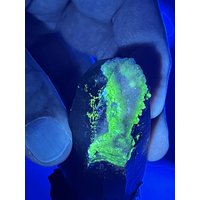 Hoch Fluorescent__Large Hyalit Opal Und Goshenit Auf Quarz Kristallspitze Aus Namibia, Afrika von MajesticMineralsUS