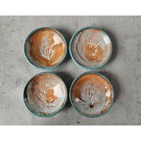 Satz Keramikplatten. Einzigartige Tischdekoration, Sojasauce Gericht von Majolikon