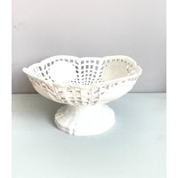 Kpm Berlin Porzellan Schale Weiß Mit Durchbrochene Korbgeflecht Auf Fuß, Obstkorb, Für Plätzchen von MajongVintage