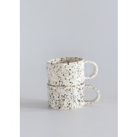 Schwarz Und Weiße Handgemachte Kaffeebecher, Moderner Steingutbecher Mit Henkel, Schwarze Punkte Kaffeetasse, Tasse Schwarzen Farbspritzern von MakakiStudioStore
