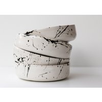 Schwarz-Weiße Keramikschale, Modernes Steinzeug-Keramikgeschirr, Tintenbespritzte Pasta-Schale Oder Flache Frühstücksschale in Schwarz-Weiß von MakakiStudioStore
