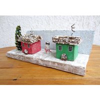Hölzerne Weihnachtsdekorationen Schneehäuser, Rote Und Grüne Weihnachtshütten, Dekoration Mit Schneemann Weihnachtsbaum, Winterhausverzierung Hölzerne Weihnachtsdekorationen Schneehäuser, Rote Und Grüne Weihnachtshütten, Dekoration Mit Schneemann Weihnachtsbaum, Winterhausverzierung von MakanaGD