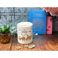 Adventure Fund Personalisierte Spardose - Reisegeschenk Personalisiert Gap Year Ersparnisse Berge von MakeMePersonalised