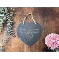 Für Immer in Unseren Herzen Gedenktafel Aus Schiefertafel - Geschenk Personalisiert Jeder Name Oder Nachricht Trauer Verlust Erinnerung Im Freien von MakeMePersonalised