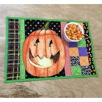 Gesteppter Halloween Platzdeckchen, Patchwork Kürbis Mittelstück, Orange, Schwarz Und Grün Kerzenmatte Oder Snackmatte Gesteppter Halloween Platzdeckchen, Patchwork Kürbis Mittelstück, Orange, Schwarz Und Grün Kerzenmatte Oder Snackmatte von MakeMinePatchwork