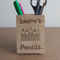 Nachhaltiger Bambus Stifttopf Mit Individueller Gravur Reihe Von Bleistiften Design von MakeThisMineGifts