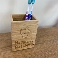 Nachhaltiger Bambus Zahnbürstenhalter Mit Personalisierter Gravur Smiling Tooth Design von MakeThisMineGifts