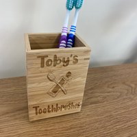 Nachhaltiger Bambus Zahnbürstenhalter Mit Personalisierter Gravur Zahnbürste & Zahnpasta Design von MakeThisMineGifts
