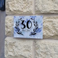 Personalisierte Perspex Hausnummer Schwarz Floral Kranz Strapazierfähig Wasserdicht Einfach Zu Installieren Maßgeschneidert Großes Kleines Haus von MakeThisMineGifts