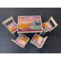 Personalisierter Kinder Ikea Latt Holztisch Und 4 Stühle Bedruckt Rosa Dinosaurier Dino4 T-Rex Spielkartenmatte Mädchen Freunde Jungen Familie von MakeThisMineGifts