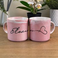 Personalisierter Valentinstag Name Und Herz 14Oz Rosa Marmor Tasse - Jeder Name, Niedliche Rosa Design, Große Tasse, Geschenk, Individuell von MakeThisMineGifts