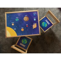 Personalisiertes Kinder Sticker Set Für Ikea Latt Holztisch Und 2 Stühle Planet Design, Lernen, Schule, Kinder, Sonnensystem von MakeThisMineGifts