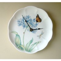 Schmetterling Wanduhr, 9-1/4 Zoll Stille Porzellan Telleruhr, Florale Uhr Für Küche 3114 von MakingTimeTC