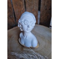 Blumenmädchen Sinnliche Figur von MakraSpass