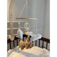 Boucle Baby Mobile Handgefertigte Wolken Mond, Neutral Kinderzimmer von MakrameeAtelierDZ