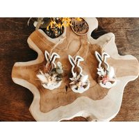 Holz Osterhasenanhänger Knickohr Mit Trockenblumen von MakrameeMomentByLulu
