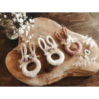 Makramee Osteranhänger Mit Trockenblumen von MakrameeMomentByLulu